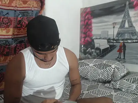 Snapshot of Charly_22cm chatting on October 2025 04:31:01 AM Charly 22cm online show from October 2025 04:31:01 AM