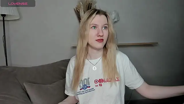 Snapshot of LinaRayy chatting on December 2025 08:08:02 AM LinaRayy online show from December 2025 08:08:02 AM