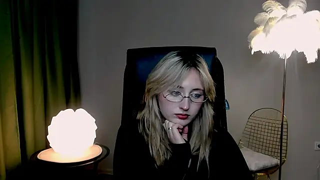 Snapshot of ScarlettScril chatting on October 2025 01:35:02 PM ScarlettScril online show from October 2025 01:35:02 PM