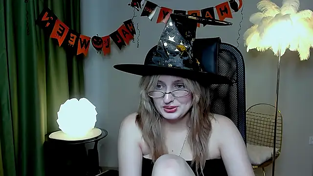 Snapshot of ScarlettScril chatting on October 2025 09:17:04 AM ScarlettScril online show from October 2025 09:17:04 AM