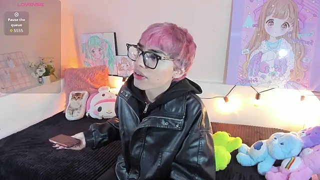 Snapshot of Strawberry_Kitty_ chatting on December 2025 04:21:01 AM Strawberry Kitty online show from December 2025 04:21:01 AM