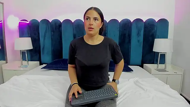 Snapshot of AuraSky_ chatting on November 2025 07:25:01 PM AuraSky online show from November 2025 07:25:01 PM