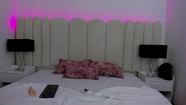 Snapshot of AuraSky_ chatting on November 2025 06:40:01 PM AuraSky online show from November 2025 06:40:01 PM