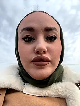 Snapshot of KiraSunshine chatting on October 2025 03:43:01 AM KiraSunshine online show from October 2025 03:43:01 AM