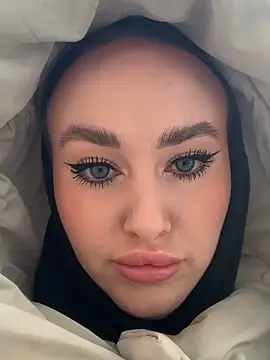 Snapshot of KiraSunshine chatting on November 2025 03:39:01 AM KiraSunshine online show from November 2025 03:39:01 AM