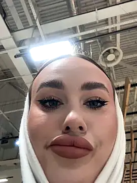 Snapshot of KiraSunshine chatting on November 2025 04:00:02 AM KiraSunshine online show from November 2025 04:00:02 AM