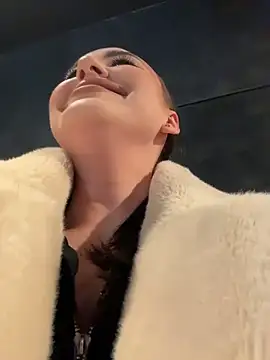 Snapshot of KiraSunshine chatting on December 2025 04:17:01 AM KiraSunshine online show from December 2025 04:17:01 AM