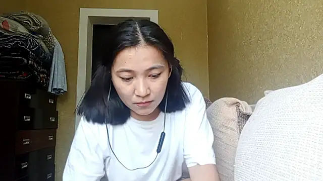 Snapshot of LinneaHyles chatting on October 2025 05:30:01 AM LinneaHyles online show from October 2025 05:30:01 AM