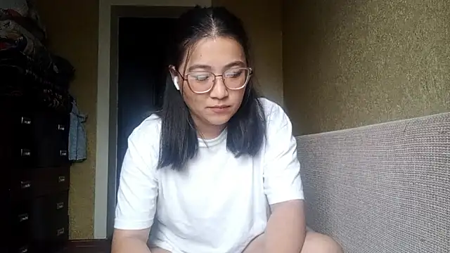 Snapshot of LinneaHyles chatting on November 2025 04:01:02 AM LinneaHyles online show from November 2025 04:01:02 AM