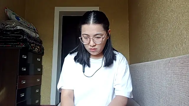 Snapshot of LinneaHyles chatting on November 2025 07:27:01 AM LinneaHyles online show from November 2025 07:27:01 AM