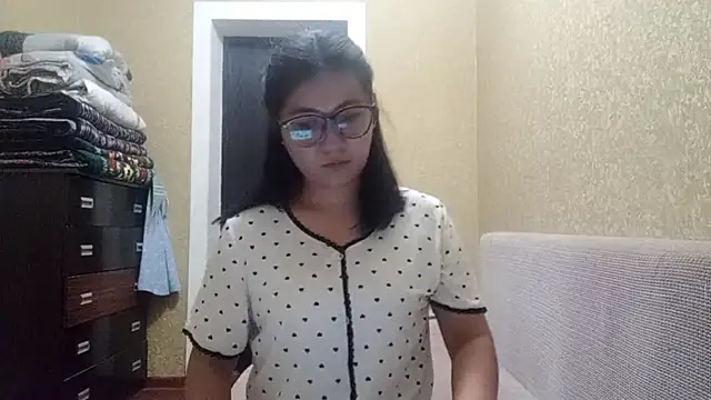 Snapshot of LinneaHyles chatting on November 2025 01:17:02 PM LinneaHyles online show from November 2025 01:17:02 PM