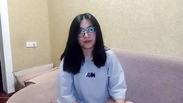 Snapshot of LinneaHyles chatting on November 2025 01:14:02 PM LinneaHyles online show from November 2025 01:14:02 PM