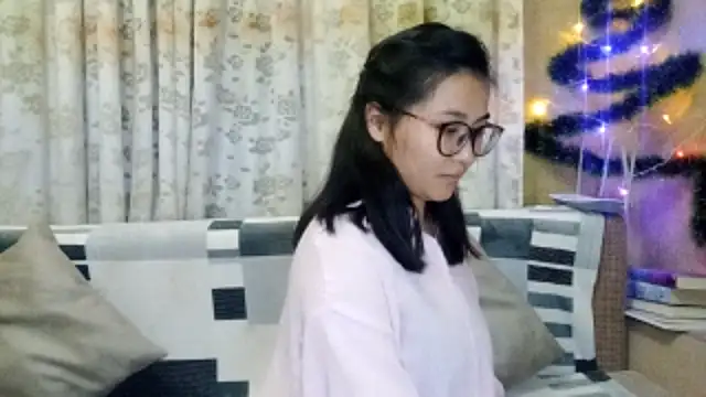 Snapshot of LinneaHyles chatting on December 2025 02:55:01 PM LinneaHyles online show from December 2025 02:55:01 PM