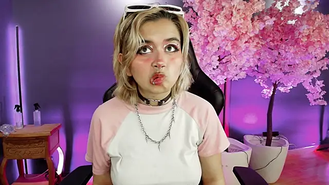 Snapshot of Navier__ chatting on November 2025 07:48:02 PM Navier online show from November 2025 07:48:02 PM