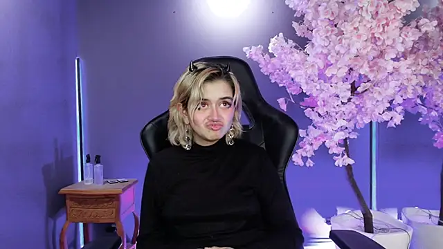 Snapshot of Navier__ chatting on November 2025 08:42:01 PM Navier online show from November 2025 08:42:01 PM