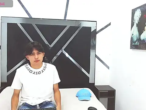 Snapshot of Tom_0001 chatting on November 2025 08:21:01 PM Tom 0001 online show from November 2025 08:21:01 PM