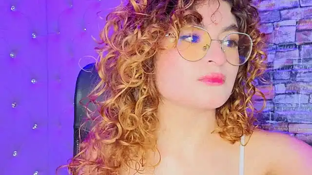 Snapshot of EmiliRouse_ chatting on October 2025 11:05:02 PM EmiliRouse online show from October 2025 11:05:02 PM