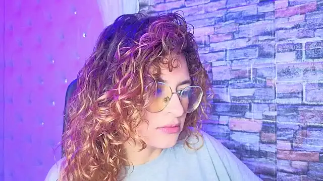 Snapshot of EmiliRouse_ chatting on November 2025 04:02:02 AM EmiliRouse online show from November 2025 04:02:02 AM