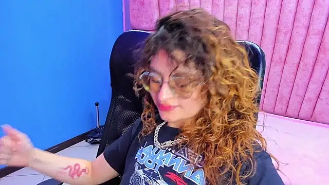 Snapshot of EmiliRouse_ chatting on November 2025 05:22:01 PM EmiliRouse online show from November 2025 05:22:01 PM