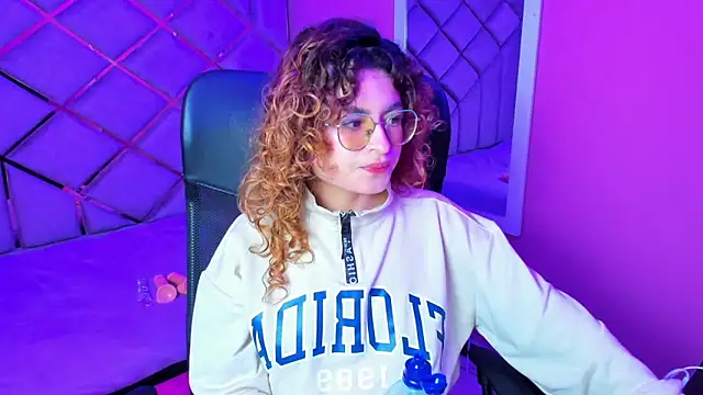 Snapshot of EmiliRouse_ chatting on November 2025 04:12:01 AM EmiliRouse online show from November 2025 04:12:01 AM