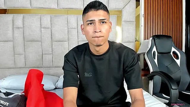 Snapshot of Emiliano_Reyes chatting on November 2025 03:04:01 AM Emiliano Reyes online show from November 2025 03:04:01 AM