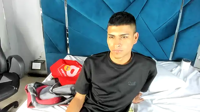 Snapshot of Emiliano_Reyes chatting on November 2025 03:28:01 AM Emiliano Reyes online show from November 2025 03:28:01 AM