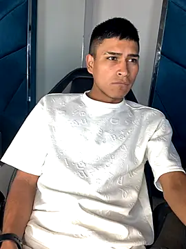 Snapshot of Emiliano_Reyes chatting on November 2025 03:05:01 AM Emiliano Reyes online show from November 2025 03:05:01 AM