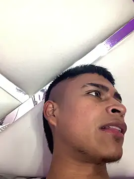 Snapshot of Emiliano_Reyes chatting on November 2025 06:57:01 AM Emiliano Reyes online show from November 2025 06:57:01 AM