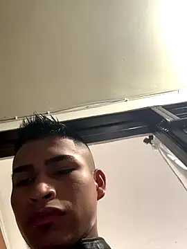 Snapshot of Emiliano_Reyes chatting on November 2025 02:04:02 AM Emiliano Reyes online show from November 2025 02:04:02 AM