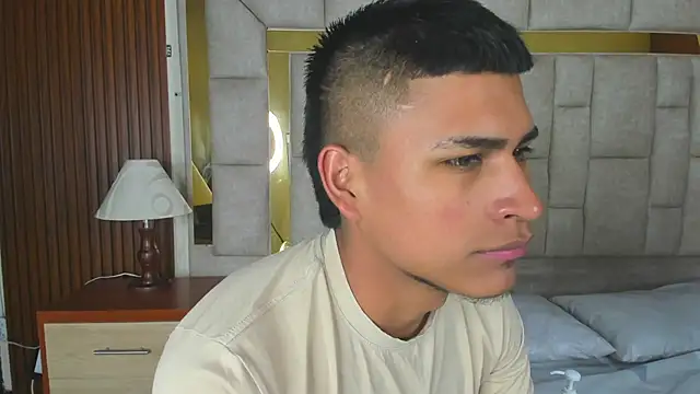 Snapshot of Emiliano_Reyes chatting on December 2025 02:43:02 AM Emiliano Reyes online show from December 2025 02:43:02 AM