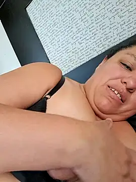 Snapshot of Alondrabb80 chatting on December 2025 09:43:01 PM Alondrabb80 online show from December 2025 09:43:01 PM