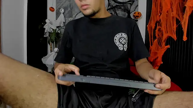 Snapshot of Alan-Smith1 chatting on October 2025 07:47:02 PM Alan-Smith1 online show from October 2025 07:47:02 PM