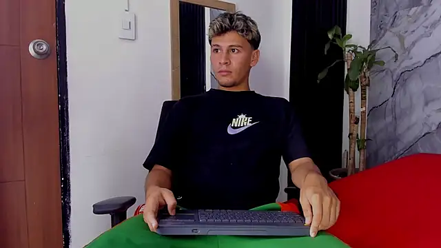 Snapshot of Alan-Smith1 chatting on November 2025 07:36:01 PM Alan-Smith1 online show from November 2025 07:36:01 PM