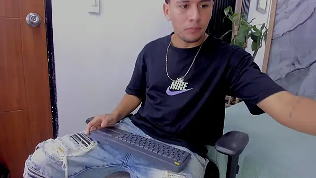 Snapshot of Alan-Smith1 chatting on November 2025 07:43:01 PM Alan-Smith1 online show from November 2025 07:43:01 PM