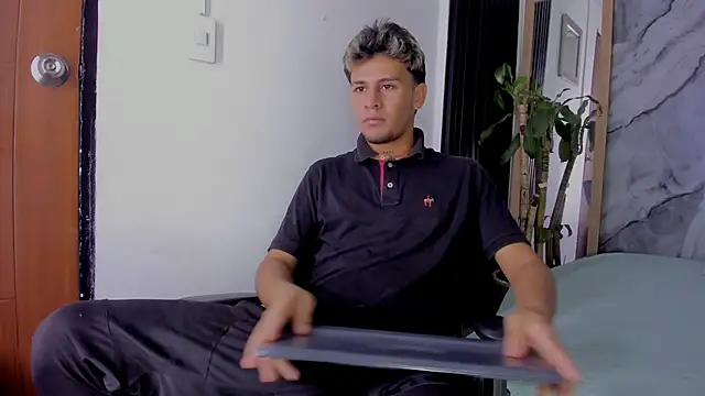 Snapshot of Alan-Smith1 chatting on November 2025 07:41:02 PM Alan-Smith1 online show from November 2025 07:41:02 PM