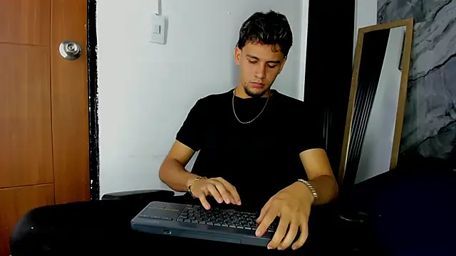 Snapshot of Alan-Smith1 chatting on December 2025 08:25:02 PM Alan-Smith1 online show from December 2025 08:25:02 PM