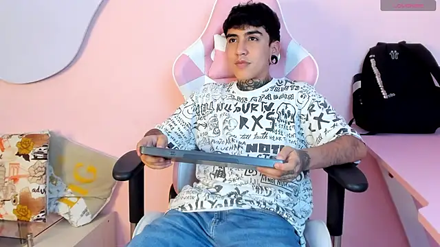 Snapshot of SantiOlsen chatting on October 2025 03:34:01 AM SantiOlsen online show from October 2025 03:34:01 AM