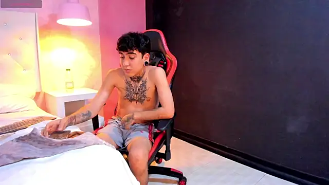 Snapshot of SantiOlsen chatting on November 2025 04:18:02 PM SantiOlsen online show from November 2025 04:18:02 PM