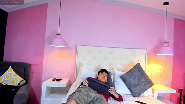 Snapshot of SantiOlsen chatting on November 2025 12:36:02 PM SantiOlsen online show from November 2025 12:36:02 PM