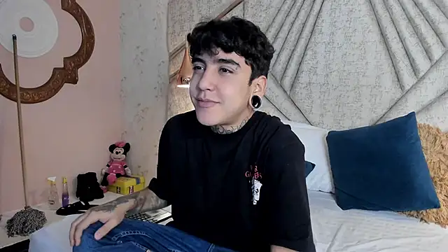 Snapshot of SantiOlsen chatting on November 2025 12:38:02 PM SantiOlsen online show from November 2025 12:38:02 PM