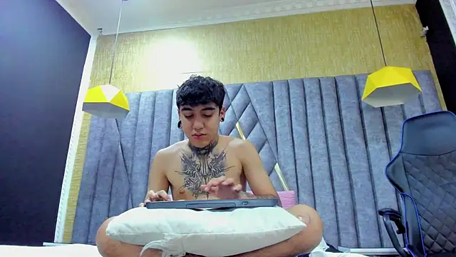 Snapshot of SantiOlsen chatting on November 2025 12:15:02 PM SantiOlsen online show from November 2025 12:15:02 PM