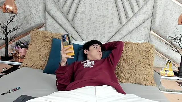 Snapshot of SantiOlsen chatting on November 2025 11:58:01 AM SantiOlsen online show from November 2025 11:58:01 AM