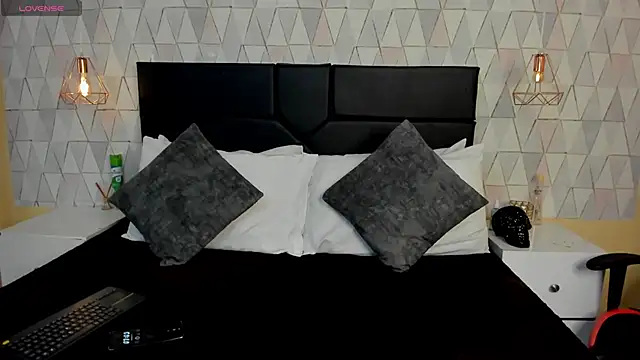 Snapshot of SantiOlsen chatting on November 2025 12:04:01 PM SantiOlsen online show from November 2025 12:04:01 PM