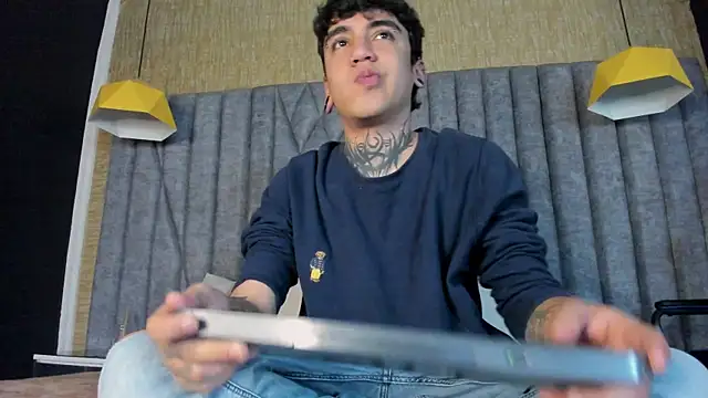 Snapshot of SantiOlsen chatting on November 2025 11:43:02 AM SantiOlsen online show from November 2025 11:43:02 AM