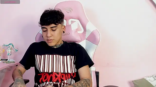 Snapshot of SantiOlsen chatting on December 2025 09:42:02 PM SantiOlsen online show from December 2025 09:42:02 PM