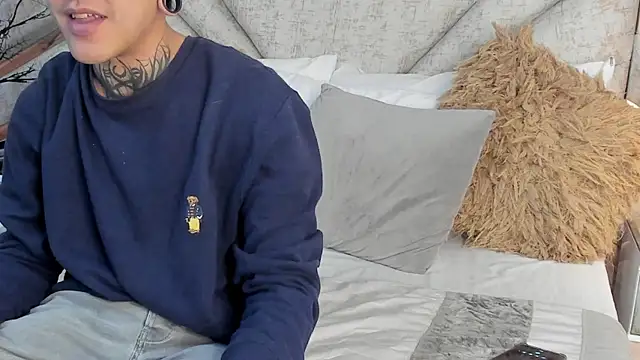 Snapshot of SantiOlsen chatting on December 2025 11:59:01 AM SantiOlsen online show from December 2025 11:59:01 AM