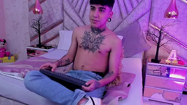 Snapshot of SantiOlsen chatting on December 2025 12:25:02 PM SantiOlsen online show from December 2025 12:25:02 PM