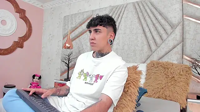 Snapshot of SantiOlsen chatting on December 2025 12:14:02 PM SantiOlsen online show from December 2025 12:14:02 PM