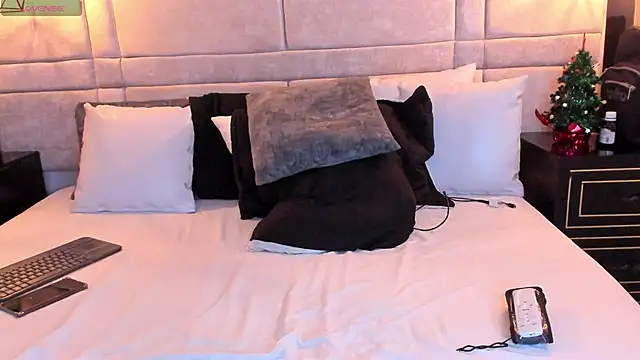 Snapshot of SantiOlsen chatting on December 2025 06:44:01 AM SantiOlsen online show from December 2025 06:44:01 AM