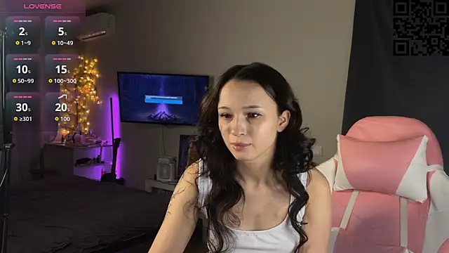 Snapshot of ella_simons chatting on November 2025 01:05:01 AM ella simons online show from November 2025 01:05:01 AM